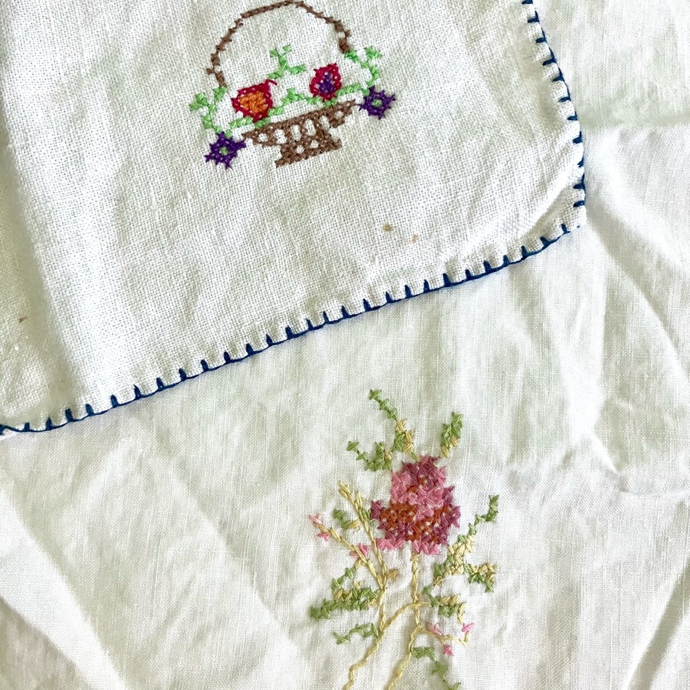 Vintage 40’s embroidered linen tea towel & napkin set of 2